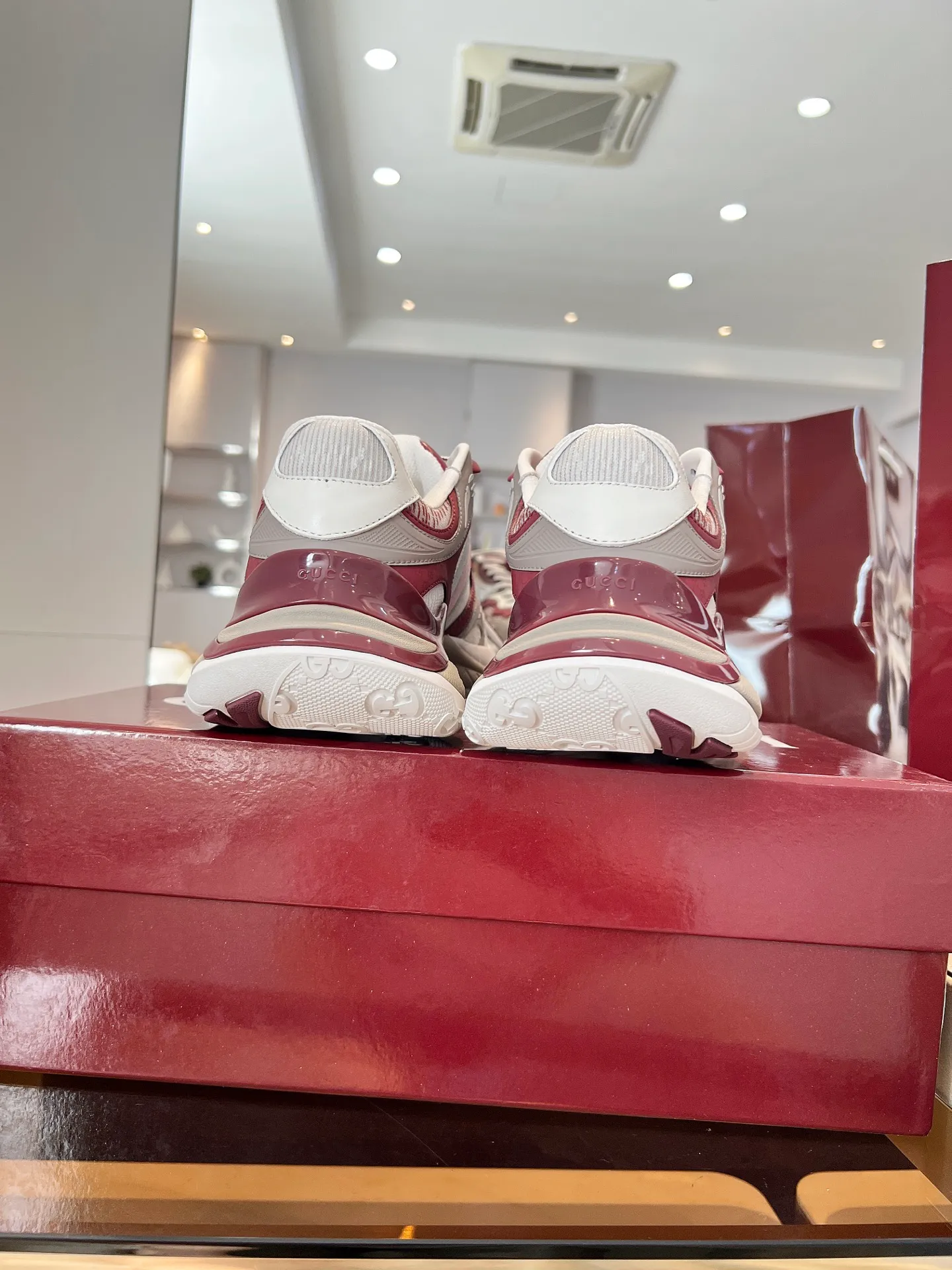 [G Home] P:920💰 Men’s size comes out first Size: 39-45 (45 customized) 2025Gucci series 2.0 sports shoes are made with heavy investment❤️‍🔥❤️‍🔥❤️‍🔥Renewed interpretation of the brand's iconic striped webbing elements😍😍When retro genes collide with futuristic design🎊🎊This new pair of Gucci shoes directly reaches the trend threshold💥 ✔️Color combination of caron contrast + classic stripes, GG reflective piping, visual impact, and comes with a high-light filter for street use ✔️ The structure is made of multi-layer splicing of different materials, mesh is breathable, leather is shaped, and the outsole is made of EVA foam and TPU. 😍😍😍Fashion and practicality are both online ✔️ Detailed double G midsole + iconic double G lock shoelaces, retro DNA is crazy and restless, and every step is based on the trendy aesthetic ❤️❤️❤��❤️